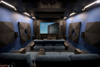 Theater with screen Storm 4mb.jpg